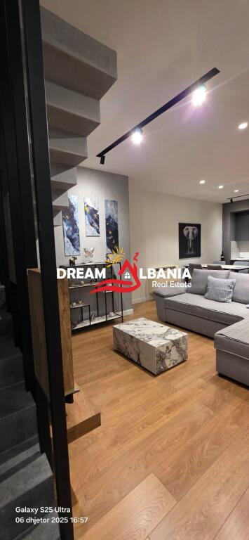 Jepet me qera Duplex dhe 2 post parkimi ne rrugen e Barrikadave prane Qendres ne Tirane (ID 42211370)