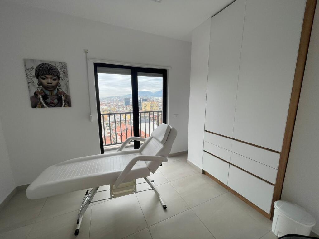 🏢 Shitet Apartament 3+1+2 📍 Pranë Villas Gold 🆕 Ndertimi i ri, kati 8 🌞 Orientim: Jug-Lindje dhe Veri-Perëndim ⚡ Pajisur me panele diellore ❄️ Kondicioner japonez inverter 🛁 Të dy banjot e investuara nga pronari 📐 Planimetria: 116/2 m²  💰 Çmimi: 261.000€