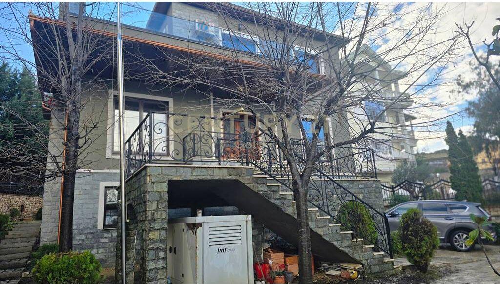 JEPET ME QERA VILE TEK AKACIA HILLS