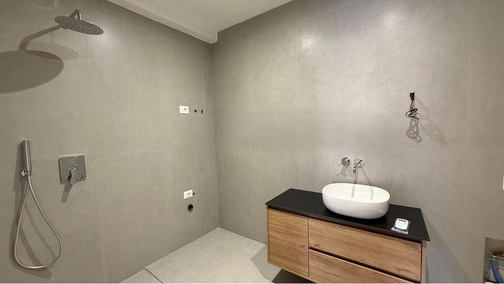 Commercial space for rent 56 m² in Myslym Shyr, near the “Arben Broci” school. 550 € /Month