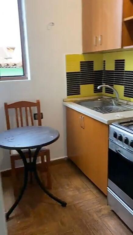 🏠 Jepet me Qira Garsoniere – Përballë Delijorgjit