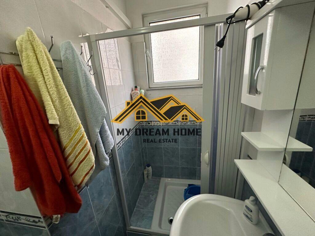 SHITET APARTAMENT 1+1 NE DURRES PRANE UJSJELLES KANALIZIME!