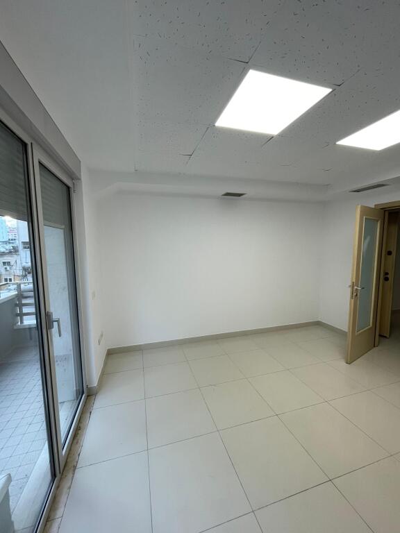 Office for rent 396 meters at Libri Universitar!