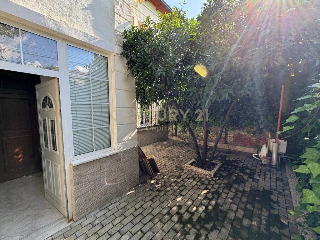 Shitet Apartament 2+1 me Oborr, tek Shkolla e Kuqe, Tiranë!