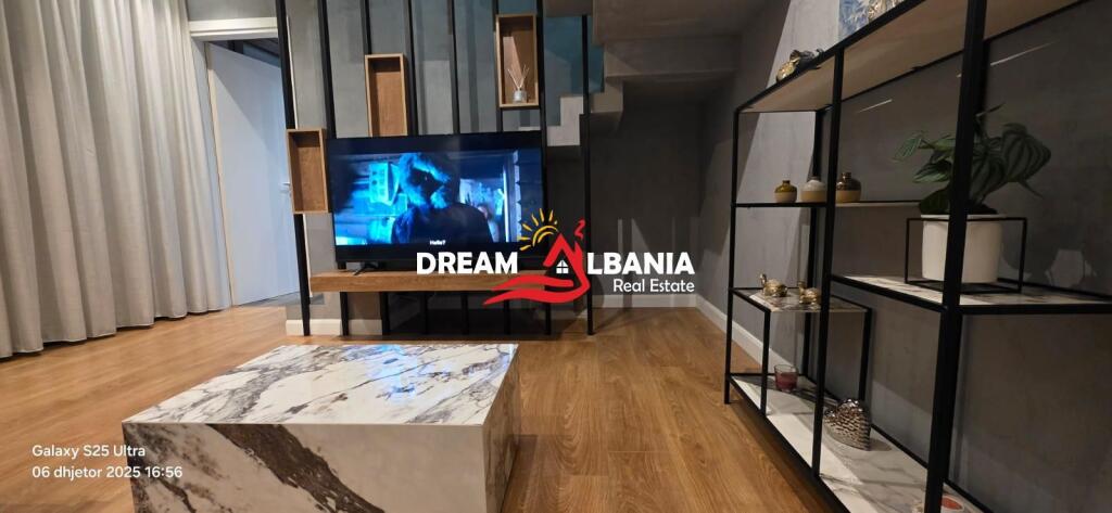 Jepet me qera Duplex dhe 2 post parkimi ne rrugen e Barrikadave prane Qendres ne Tirane (ID 42211370)