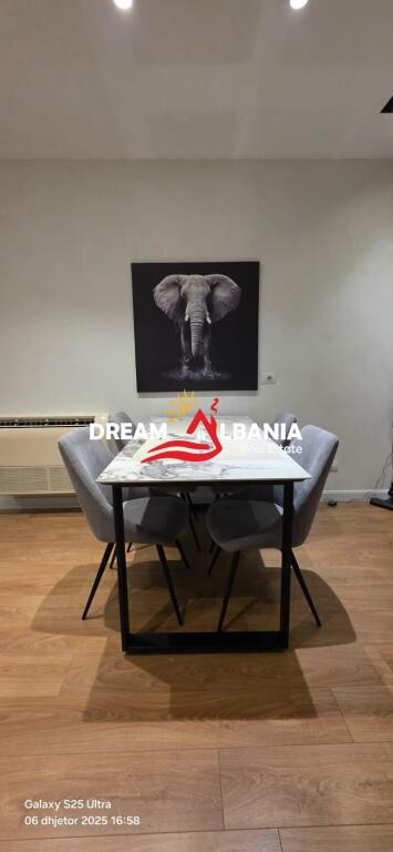 Jepet me qera Duplex dhe 2 post parkimi ne rrugen e Barrikadave prane Qendres ne Tirane (ID 42211370)