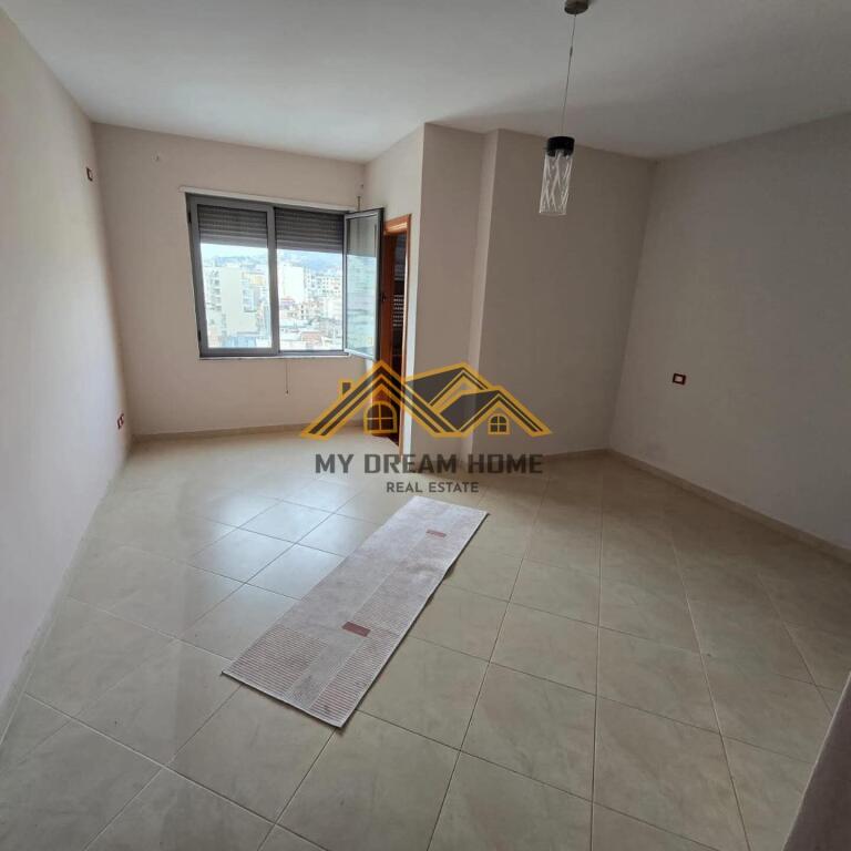 APARTAMENT 2+1+2 PRANE QENDRES PER SHITJE !