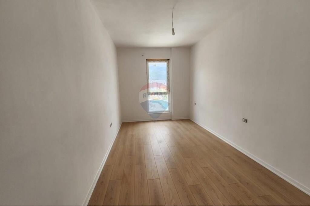 Apartament 1+1+Parkim per shitje te 5 Maji!