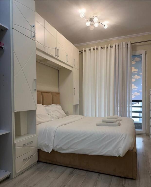 Apartament 2+1 per qira tek Komuna e Parisit.