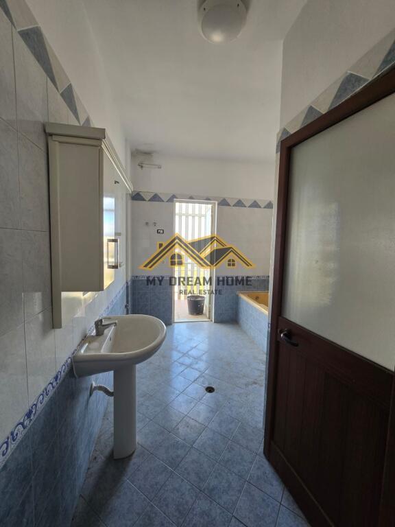 Apartament 2+1+2 në shitje te Rruga e re e Portit!