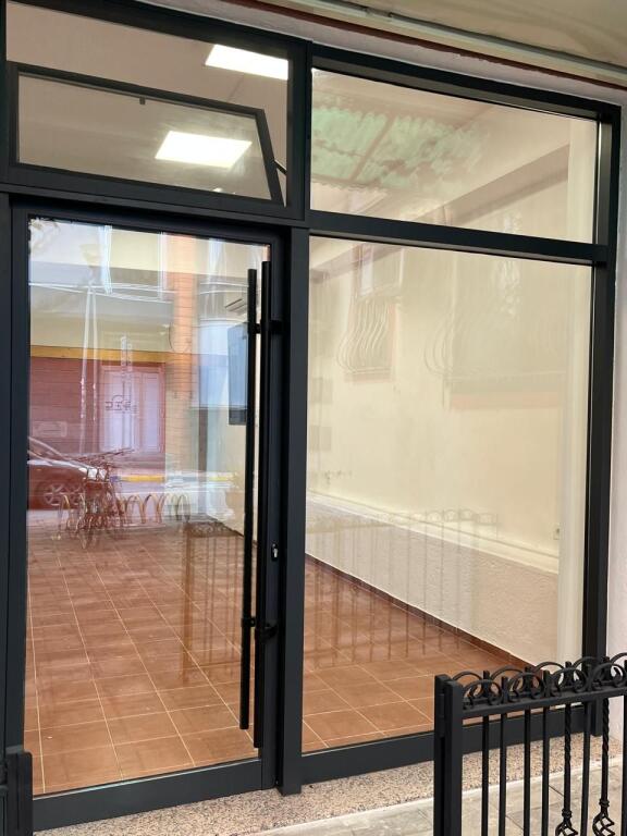 SHOP FOR RENT 30 M2 ETC 800 EURO