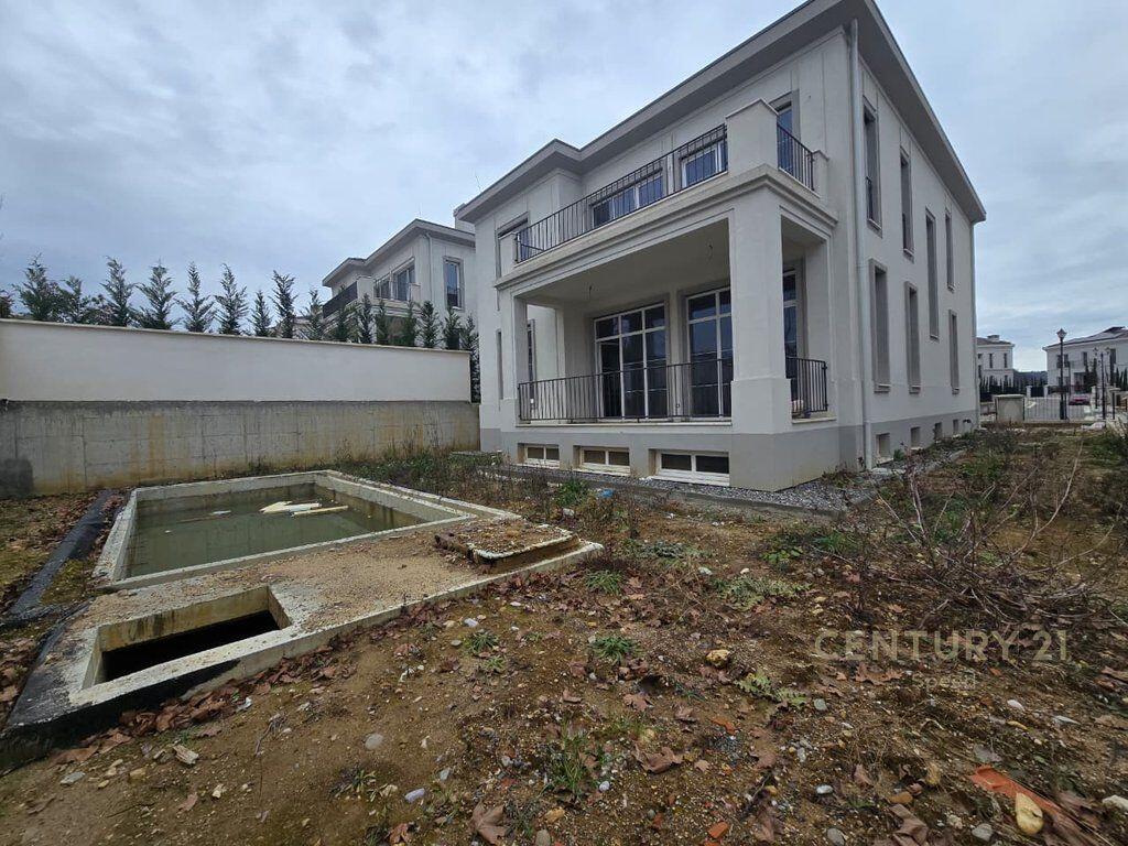 Shesim Vile tek Rolling Hills Residence