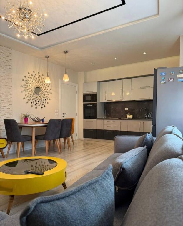 Apartament 2+1 per qira tek Komuna e Parisit.