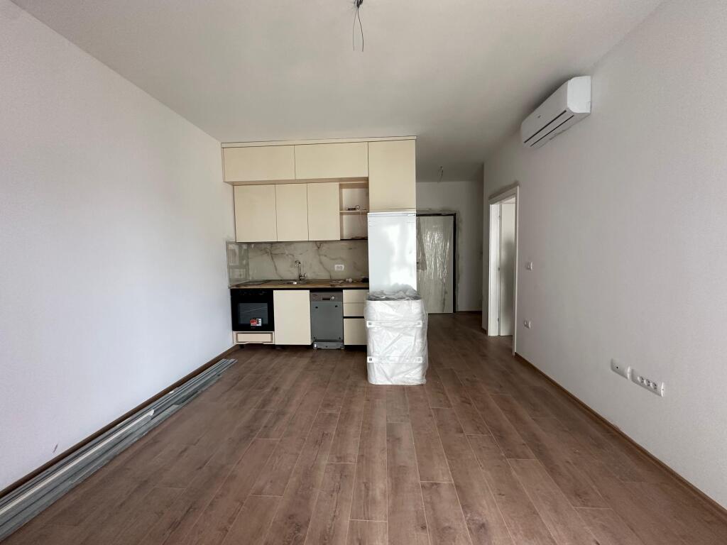 JEPET APARTAMENT 1+1 ME QIRA ZOGU I ZI