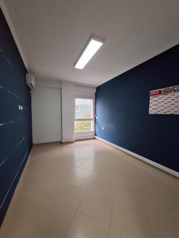 APARTAMENT 2+1 ME QERA PER ZYRA - PERBALLE PARLAMENTIT. 800 euro