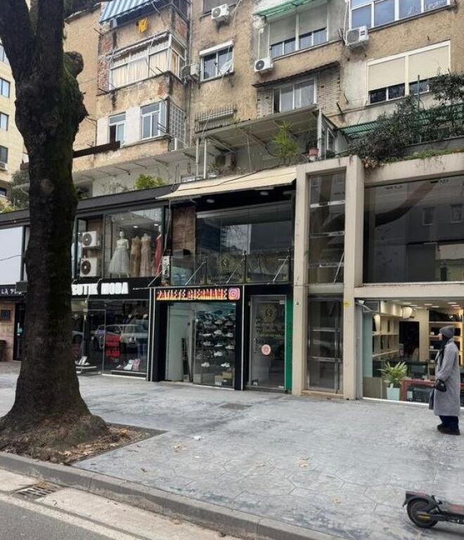 Ofrojme ambient komercial per qira ne Myslym Shyr