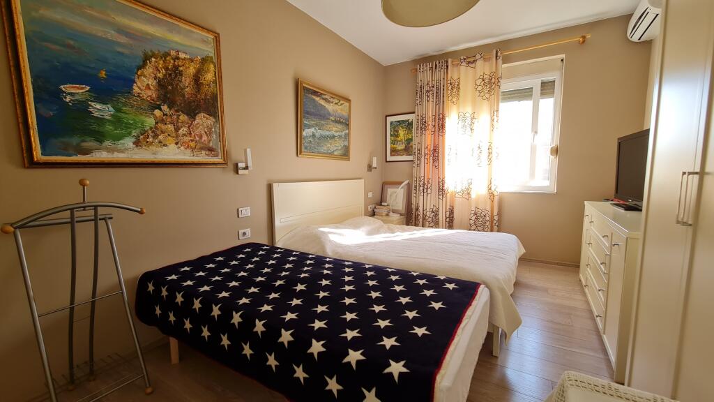 SHITET apartament 3+1 plot dritë tek HIPOTEKA e Tiranës