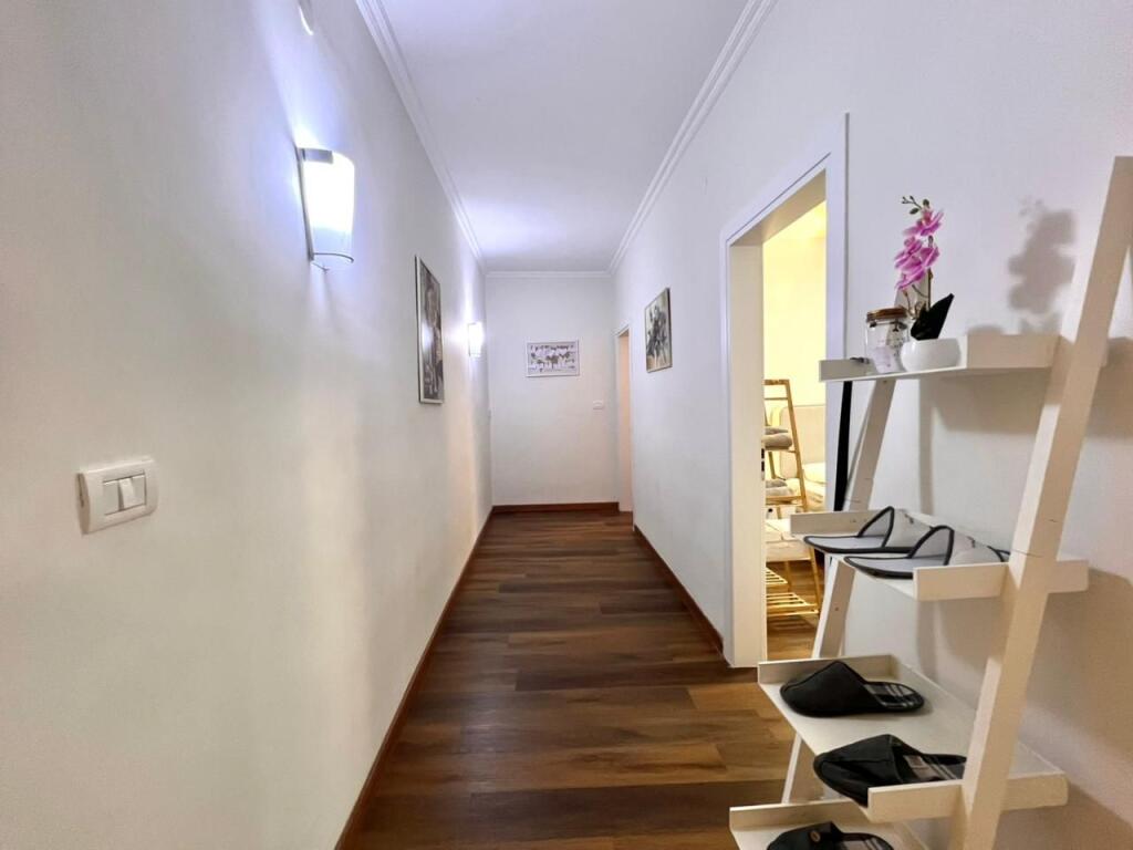 Me Qera: 2+1 &amp; Ballkon ( 📍BLLOKU - LSI (te Atelia e Joni Pecit) i Rikonstruktuar | kati: 4 (750€/muaj) Mundesi Parkimi poshte pallatit vetem per rezidentet