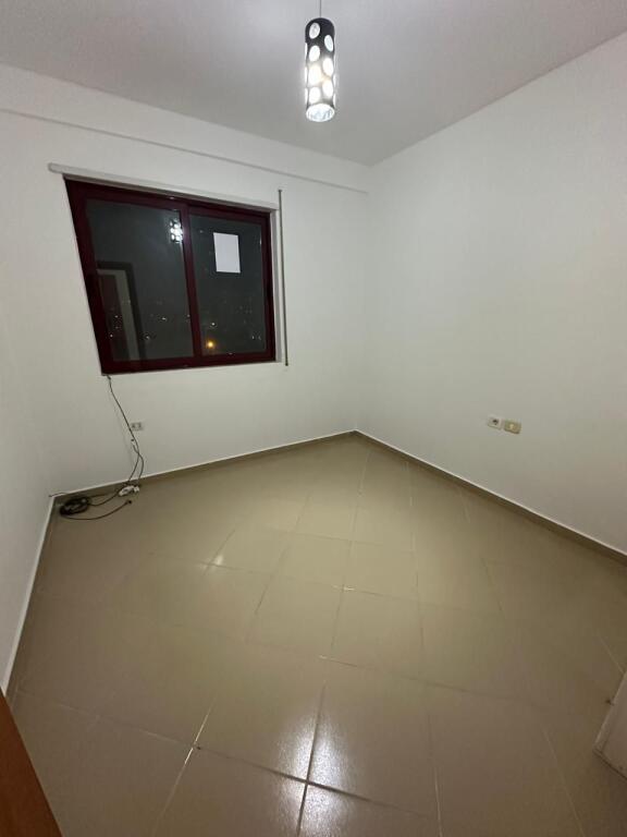 🏢Rruga e Dibres,tek Kompleksi Halili jepet me qera apartament 3+1+2 ,pjeserisht i mobiluar 60,000Leke