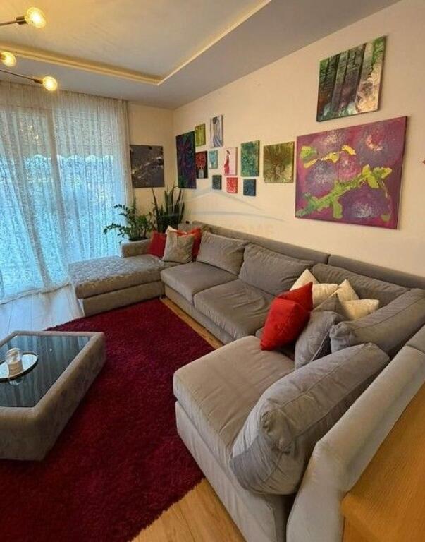 Shitet, Apartament 2+1, Rruga Gramoz Pashko.