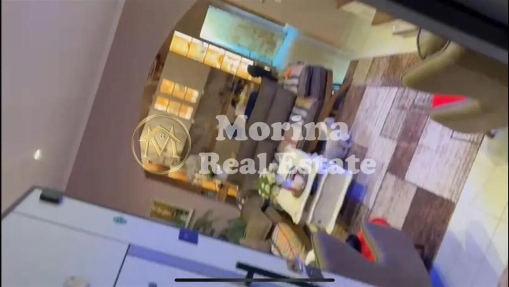 Shitet Vile nje kateshe, te Blloku Vasil Shanto, 150000 Euro