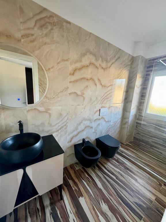 Jepet me QIRA apartament 3+1+PARKIM buzë Liqenit të Farkës