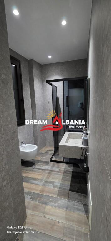 Jepet me qera Duplex dhe 2 post parkimi ne rrugen e Barrikadave prane Qendres ne Tirane (ID 42211370)