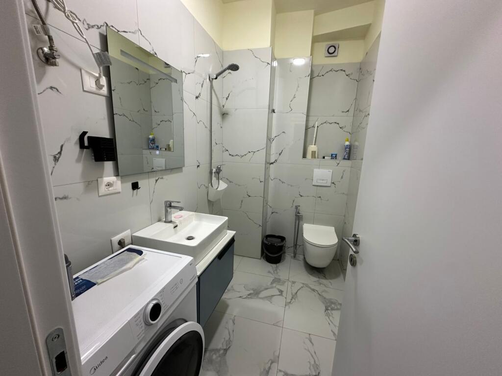 Shitet apartment 1+1+post parkimi  ne zonen e Pazarit te ri!
