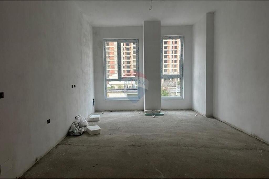 Shitet Apartament 2+1+2 në Porcelan !