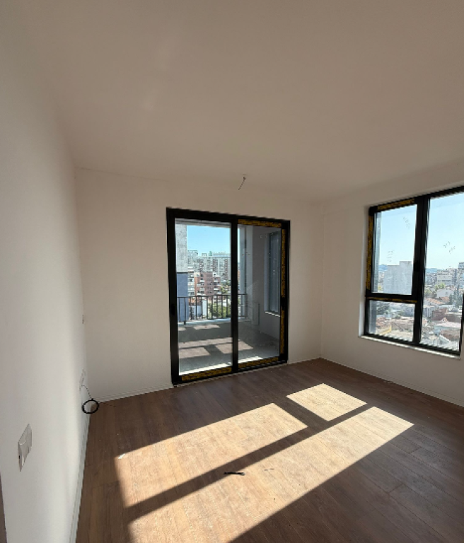 🏢 Zyrë 2+1 me qira – Bulevardi i Ri, Jordan Misja