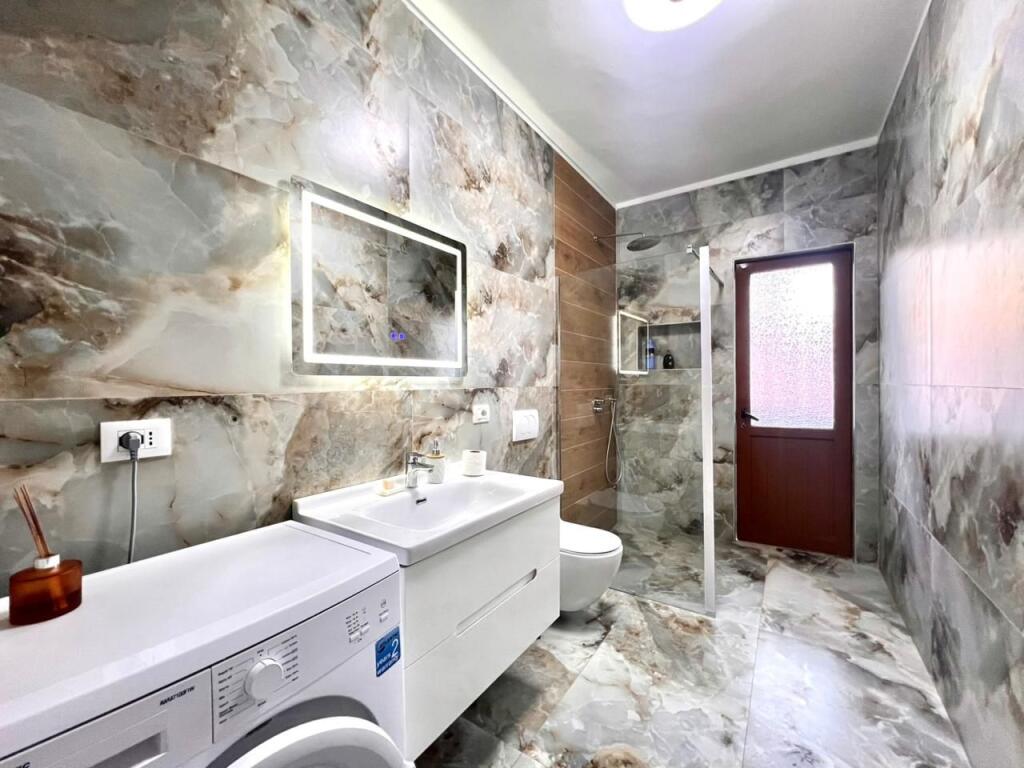 Me Qera: 2+1 &amp; Ballkon ( 📍BLLOKU - LSI (te Atelia e Joni Pecit) i Rikonstruktuar | kati: 4 (750€/muaj) Mundesi Parkimi poshte pallatit vetem per rezidentet