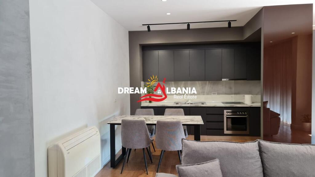 Jepet me qera Duplex dhe 2 post parkimi ne rrugen e Barrikadave prane Qendres ne Tirane (ID 42211370)