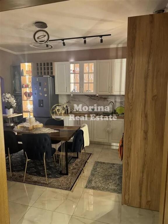 Shitet Vile nje kateshe, te Blloku Vasil Shanto, 150000 Euro