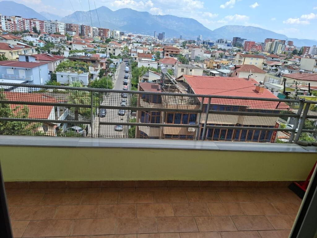 Apartament 1+1 me qira tek Pallatet Cabej