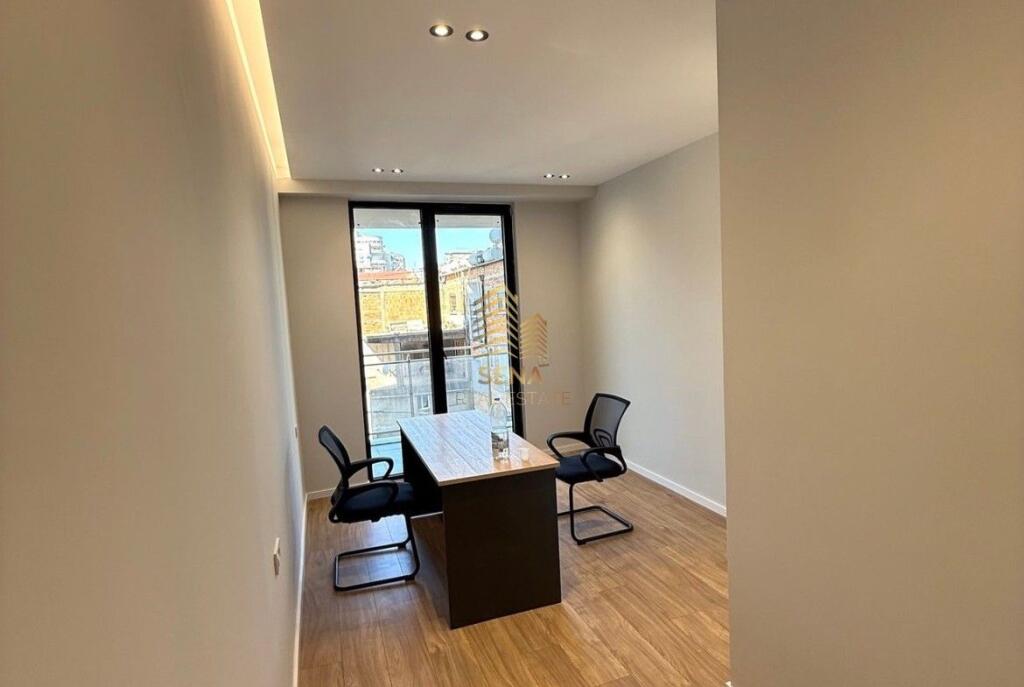 Qira, Ambient per zyra,1+1+blk,Golden Tower, Mine Peza ,700 Euro /Muaji