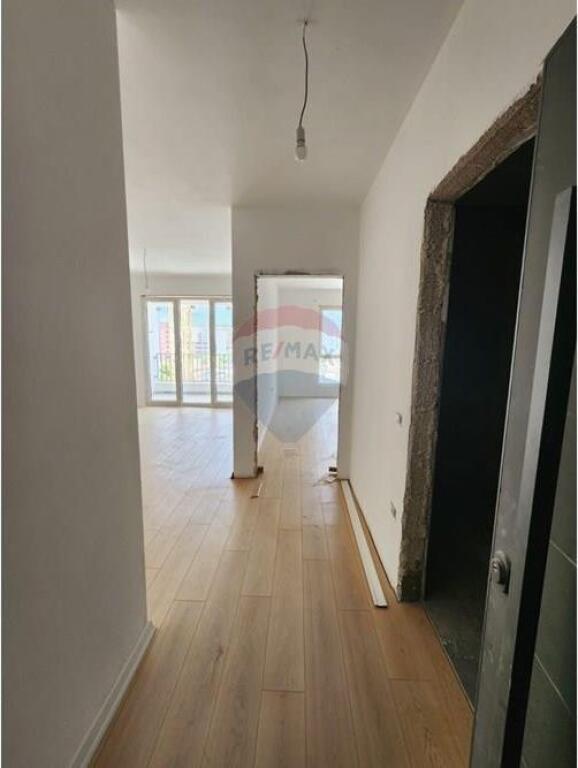 Apartament 1+1+Parkim per shitje te 5 Maji!