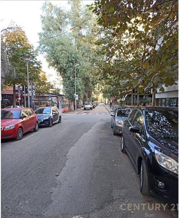 Commercial unit for sale, ground floor in the area of the former Blloku, behind LSI !