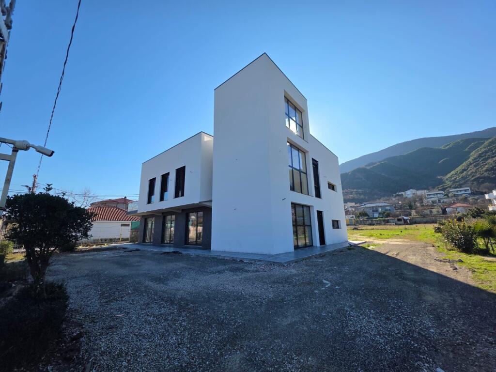 Service unit + land for rent in Berzhitë!!