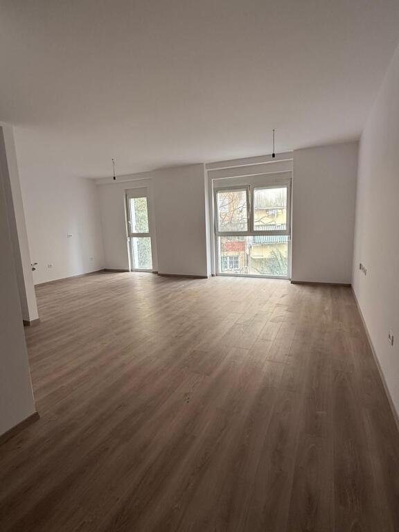 Jepet zyrë me qira ,Air Albania