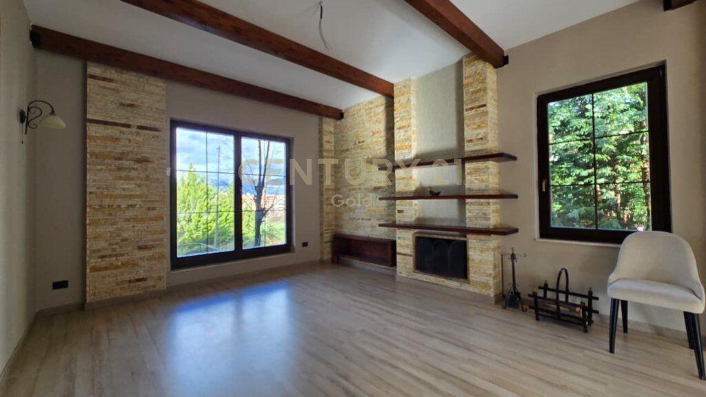 JEPET ME QERA VILE TEK AKACIA HILLS