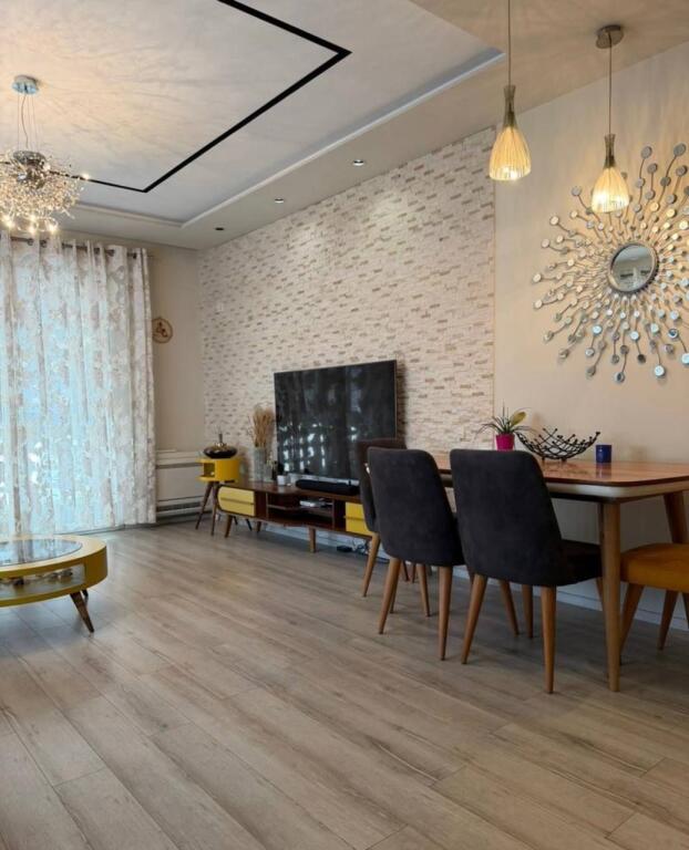 Apartament 2+1 per qira tek Komuna e Parisit.