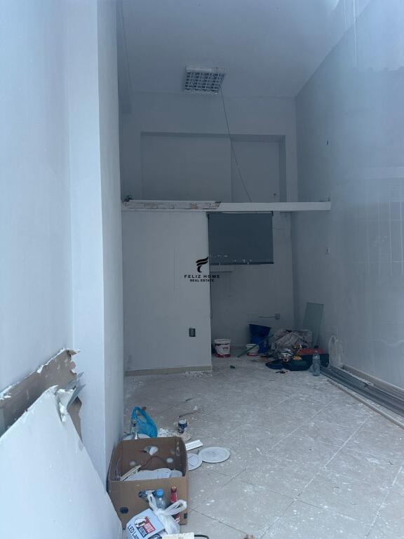 SHOP FOR RENT 20 M2 MYSLYM SHYR 30,000 LEKE