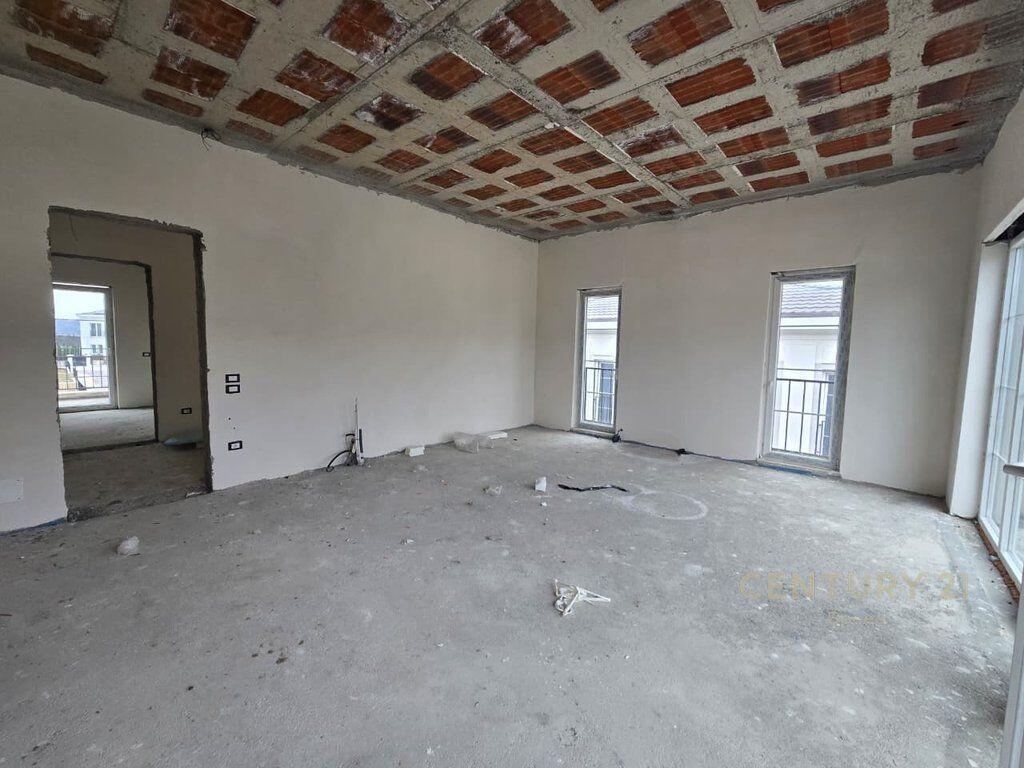 Shesim Vile tek Rolling Hills Residence