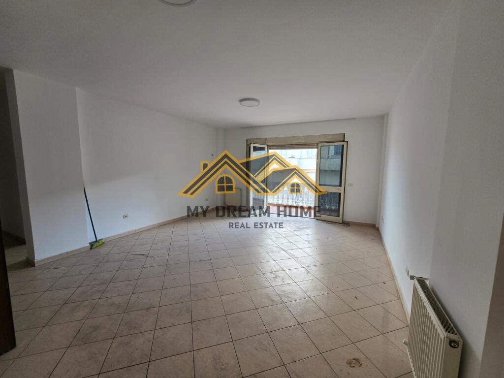 Apartament 2+1+2 në shitje te Rruga e re e Portit!