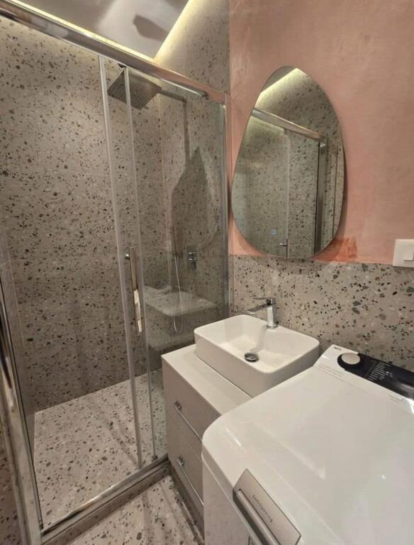 🏡 Jepet me qira apartament 1+1 📍 Qendër, Rruga e Dibrës – pranë Hotel Stela 📐 55 m² | 🏢 Kati 1 | 🏗 Pallat i ri ✨ Totalisht i mobiluar, arredim modern &amp; komod 💶 65.000 lekë / muaj  