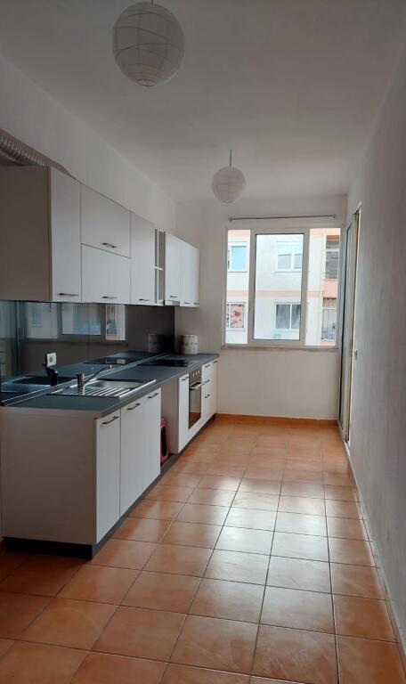 Affittasi appartamento 2+1+2, Astir complesso Fratari di fronte al Parco Giochi 450 mila lek