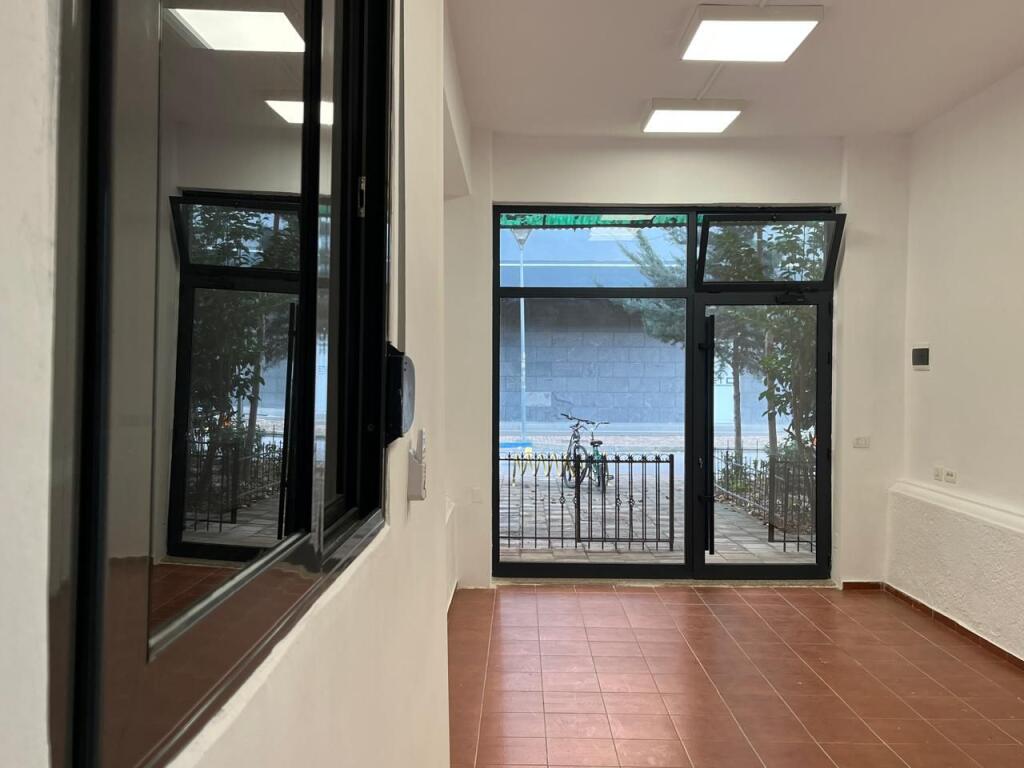 SHOP FOR RENT 30 M2 ETC 800 EURO