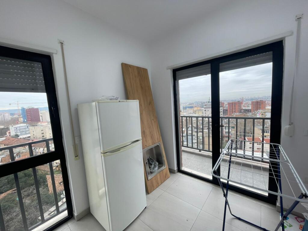 🏢 Shitet Apartament 3+1+2 📍 Pranë Villas Gold 🆕 Ndertimi i ri, kati 8 🌞 Orientim: Jug-Lindje dhe Veri-Perëndim ⚡ Pajisur me panele diellore ❄️ Kondicioner japonez inverter 🛁 Të dy banjot e investuara nga pronari 📐 Planimetria: 116/2 m²  💰 Çmimi: 261.000€