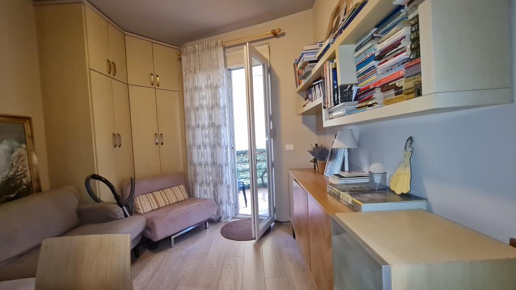 SHITET apartament 3+1 plot dritë tek HIPOTEKA e Tiranës