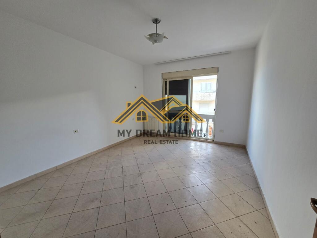 Apartament 2+1+2 në shitje te Rruga e re e Portit!